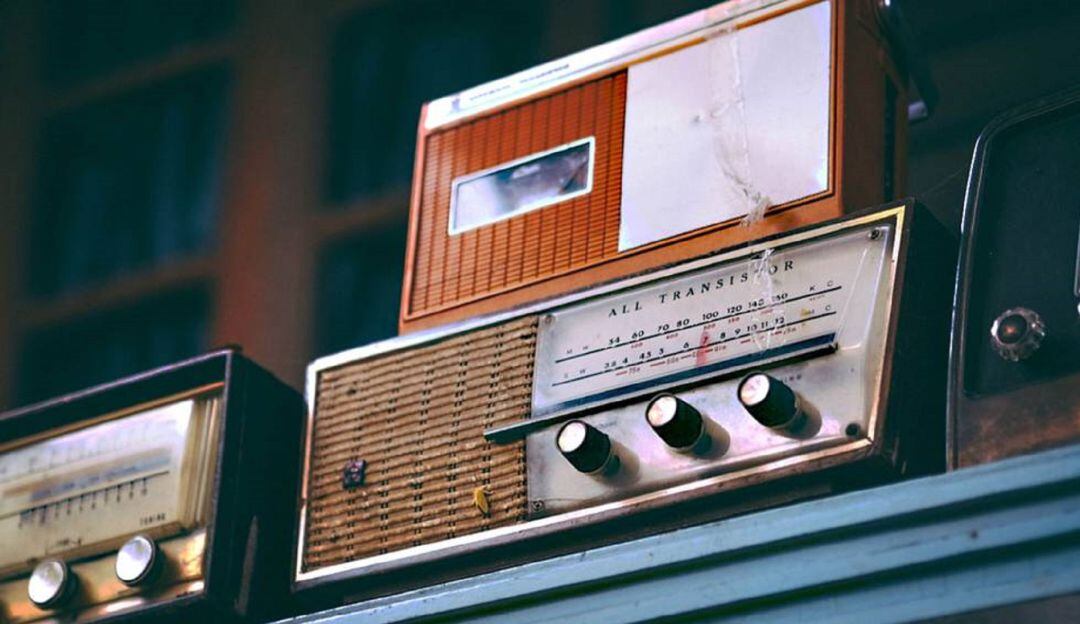 Imagen de varios transistores clásicos con los que millones de oyentes se enamoraron de la radio