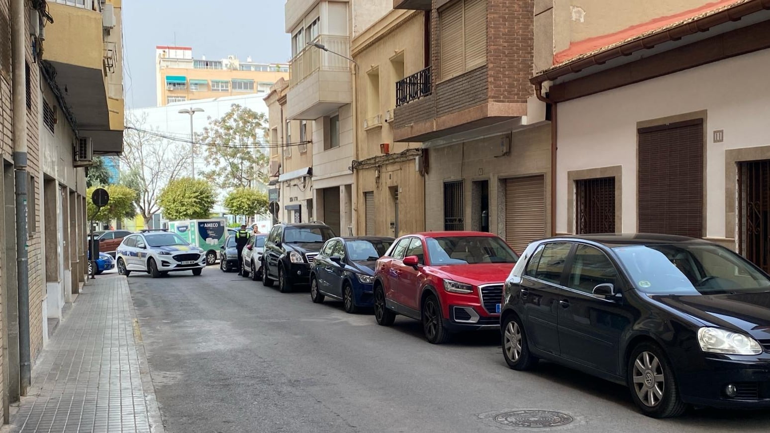 La Policía Local de Elda actúa este lunes sobre los vehículos mal estacionados en la calle Eduardo Dato