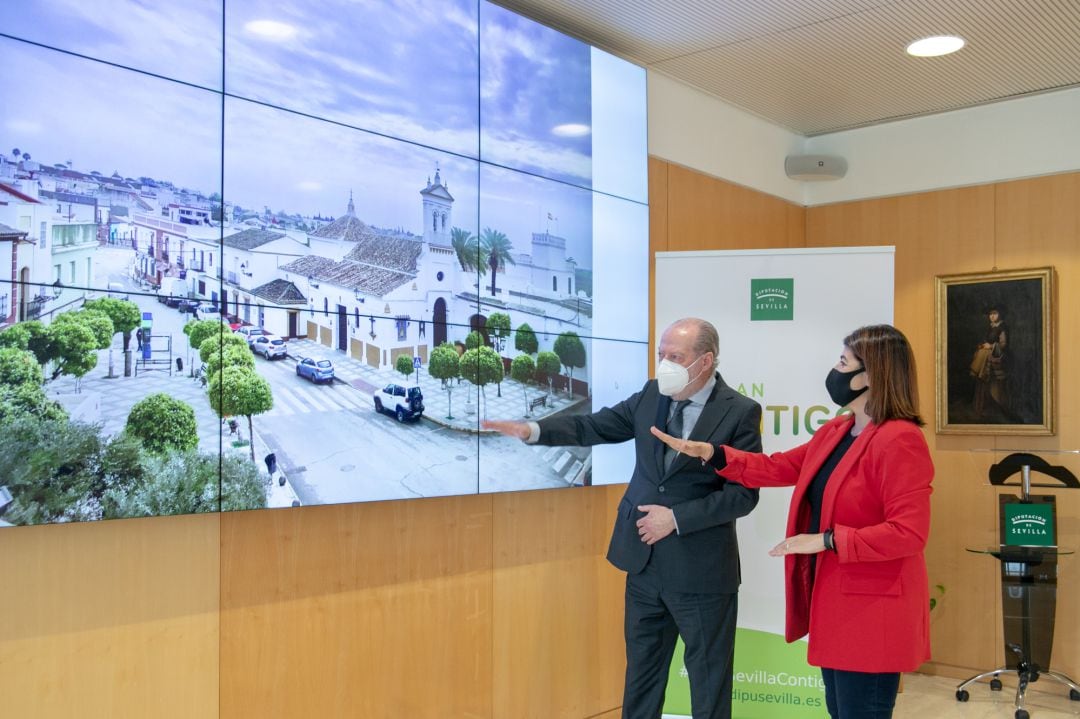 El presidente de la Diputación y la alcaldesa de Almensilla durante el encuentro celebrado en la sede provincial