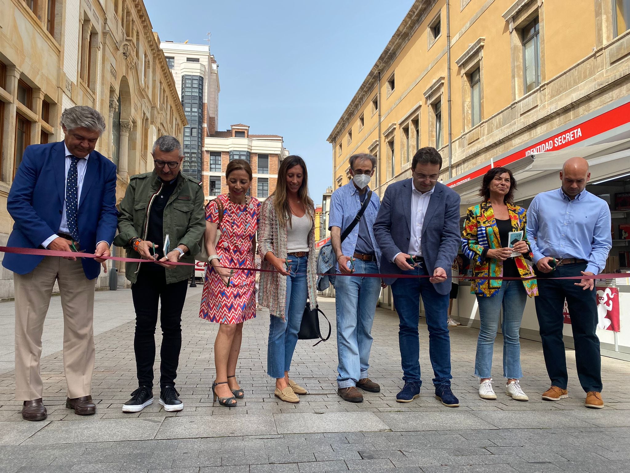 Las autoridades inauguran la Feria del Libro.