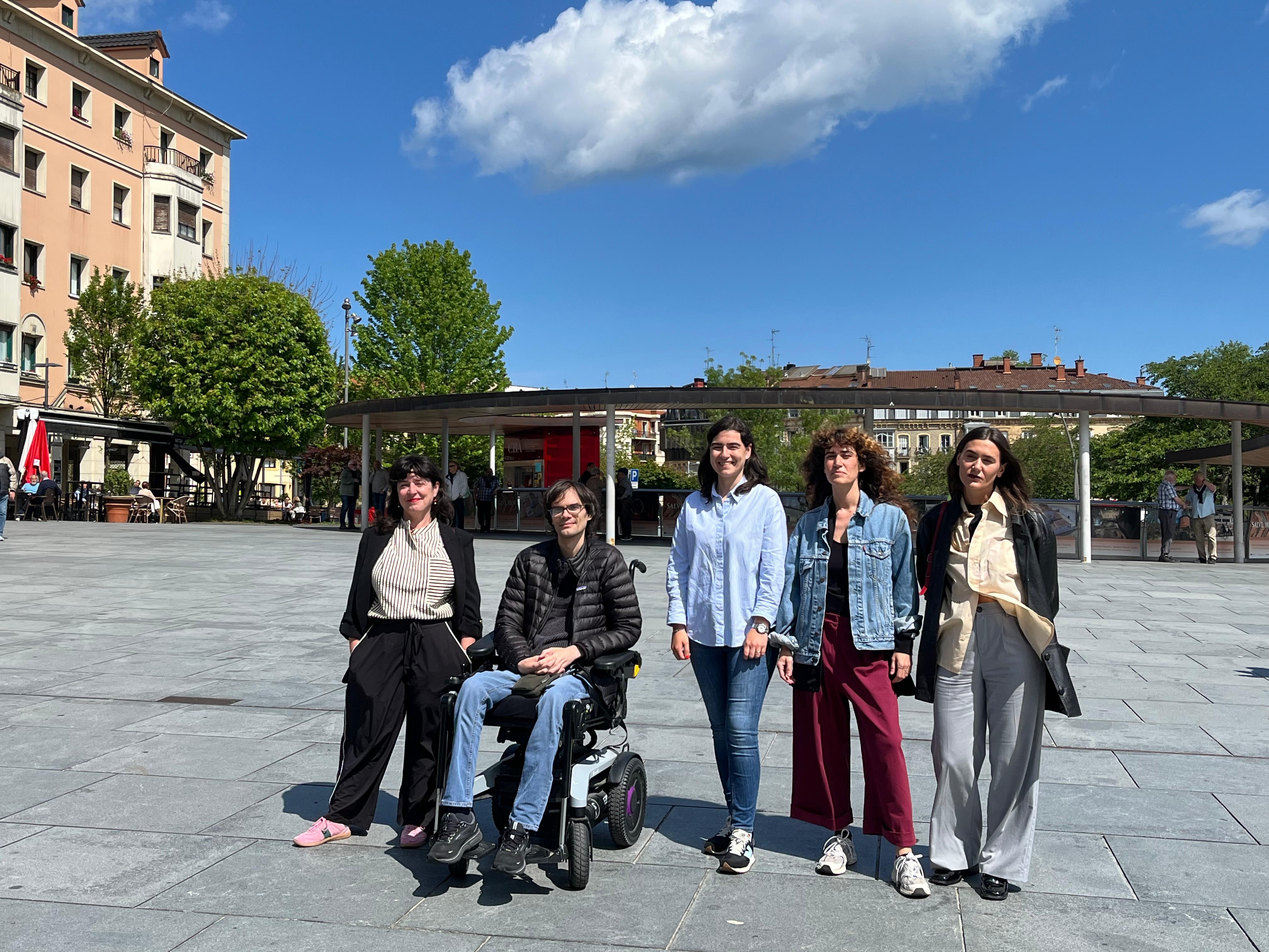De izquierda a derecha: María José Noain Maura, Rubén Ávila, la delegada de cultura Nuria Alzaga, Ageda Blasco Egia e Izaro Leregi González.