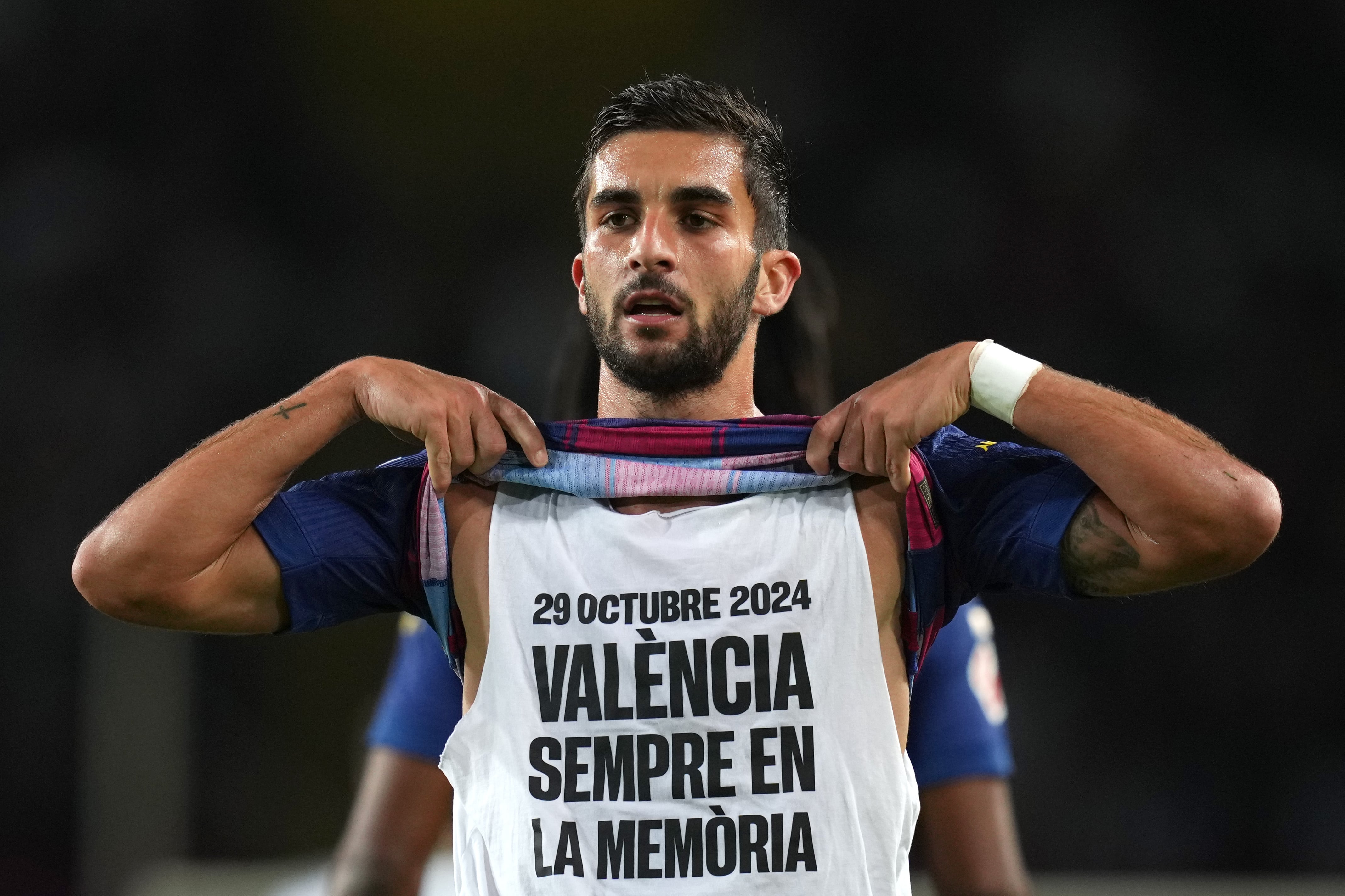 Ferran celebrando su gol con un mensaje muy especial para las víctimas de la DANA