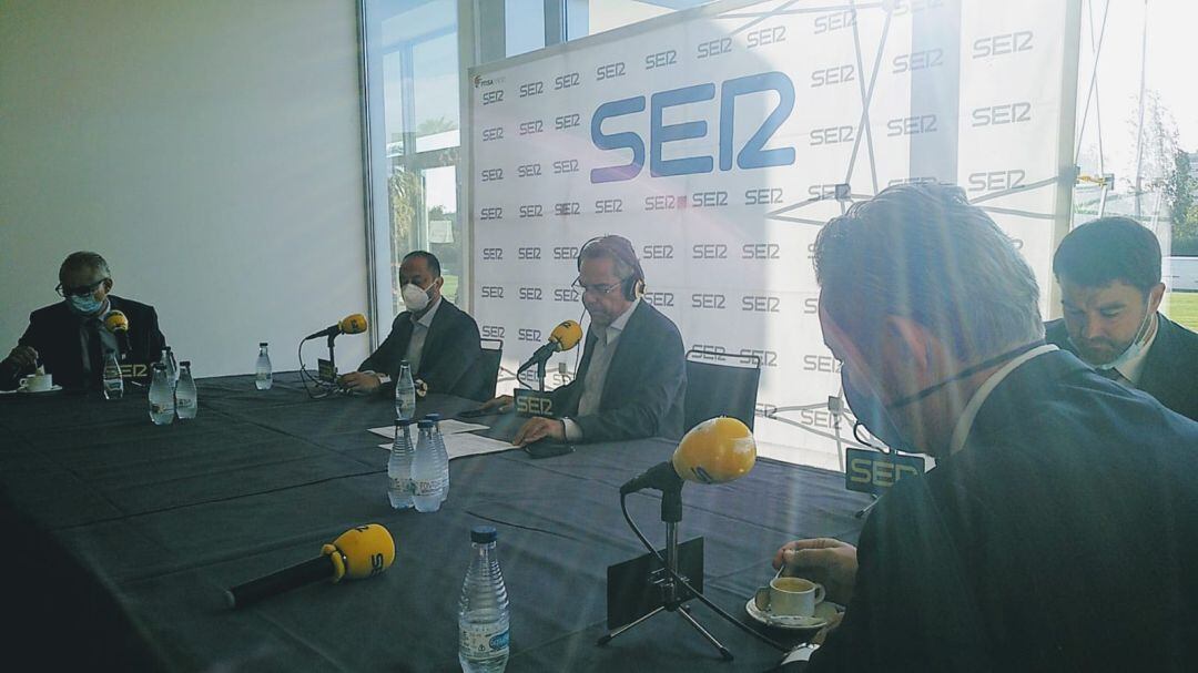 Salomón Hachuel, en el centro de la imagen, en una de las mesas de trabajo del prtograma Hoy por Hoy Sevilla desde el I Congreso Internacional Magallanes-Elcano