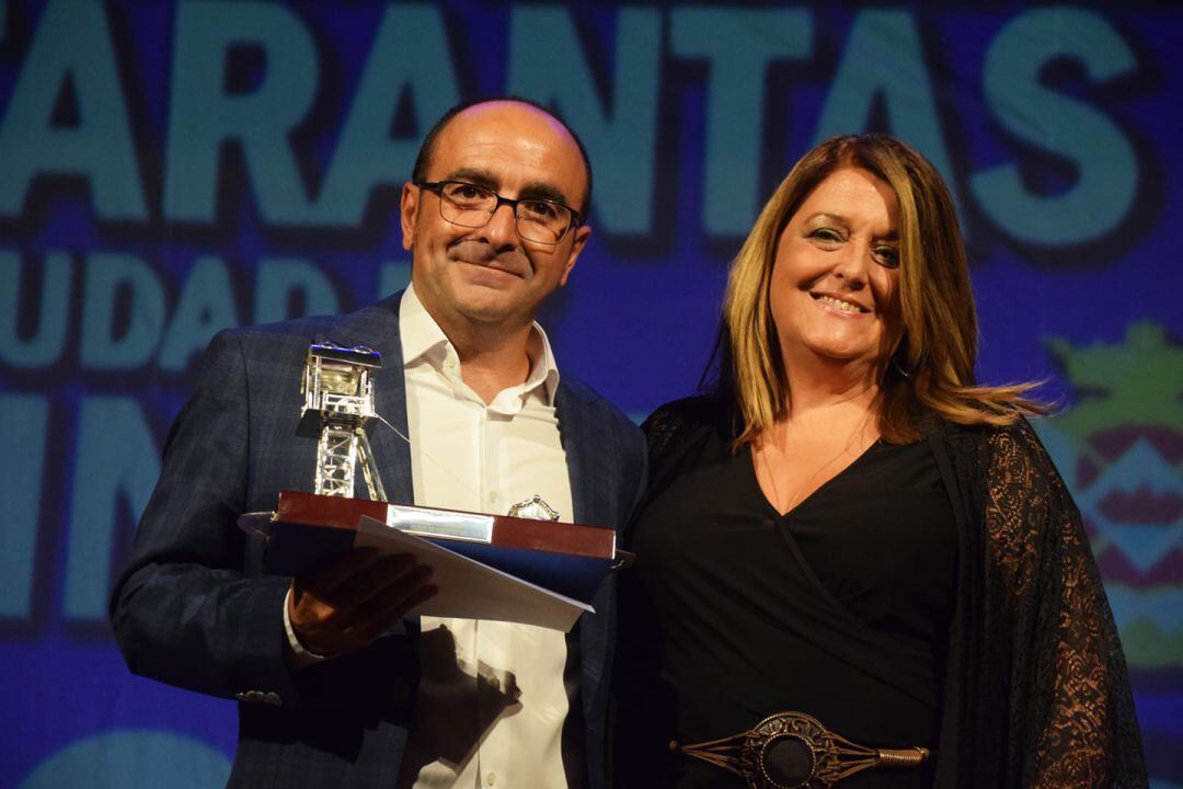 Antonio José Nieto recogiendo la Cabria de Plata junto a Ángeles Isac. 