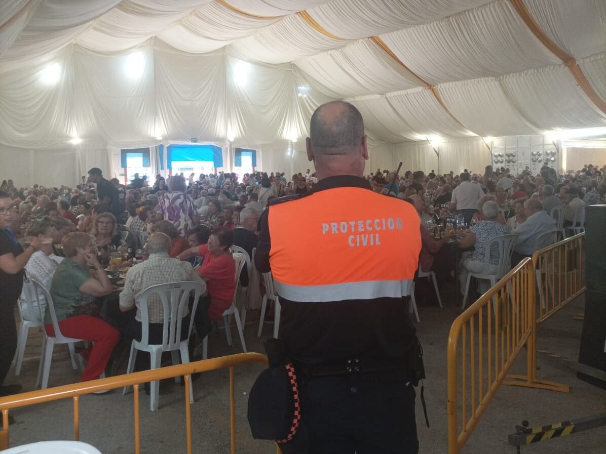 Voluntario de Protección Civil en la Caseta Municipal de la Feria de Linares