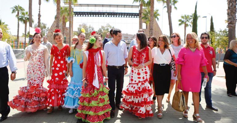 Juanma Moreno, en el centro, pasea por la Feria de Linares.