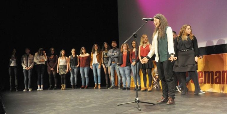 Participantes del curso del cine del pasado año en la presentación de su cortometraje