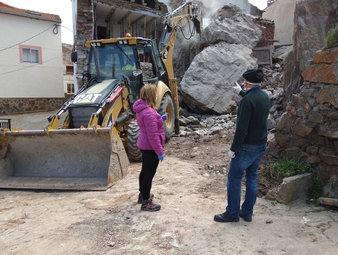 Jiménez observa las labores de recuperación de la vivienda derrumbada.