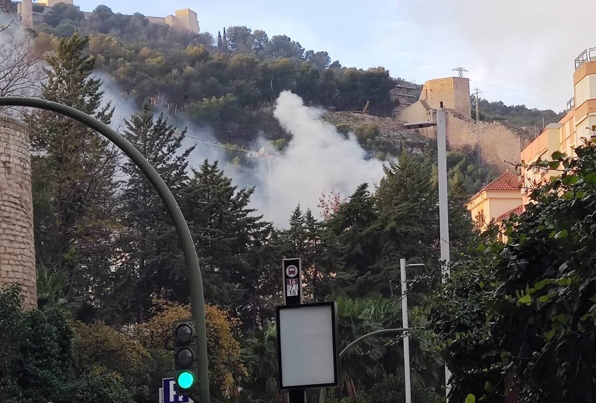 Columna de humo procedente de las faldas del Castillo de Santa Catalina.