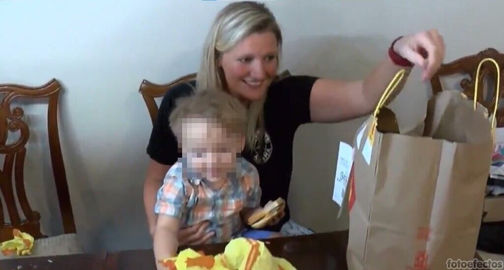 La madre junto a su hijo y el pedido. / John-Carlos Estrada (Twitter)