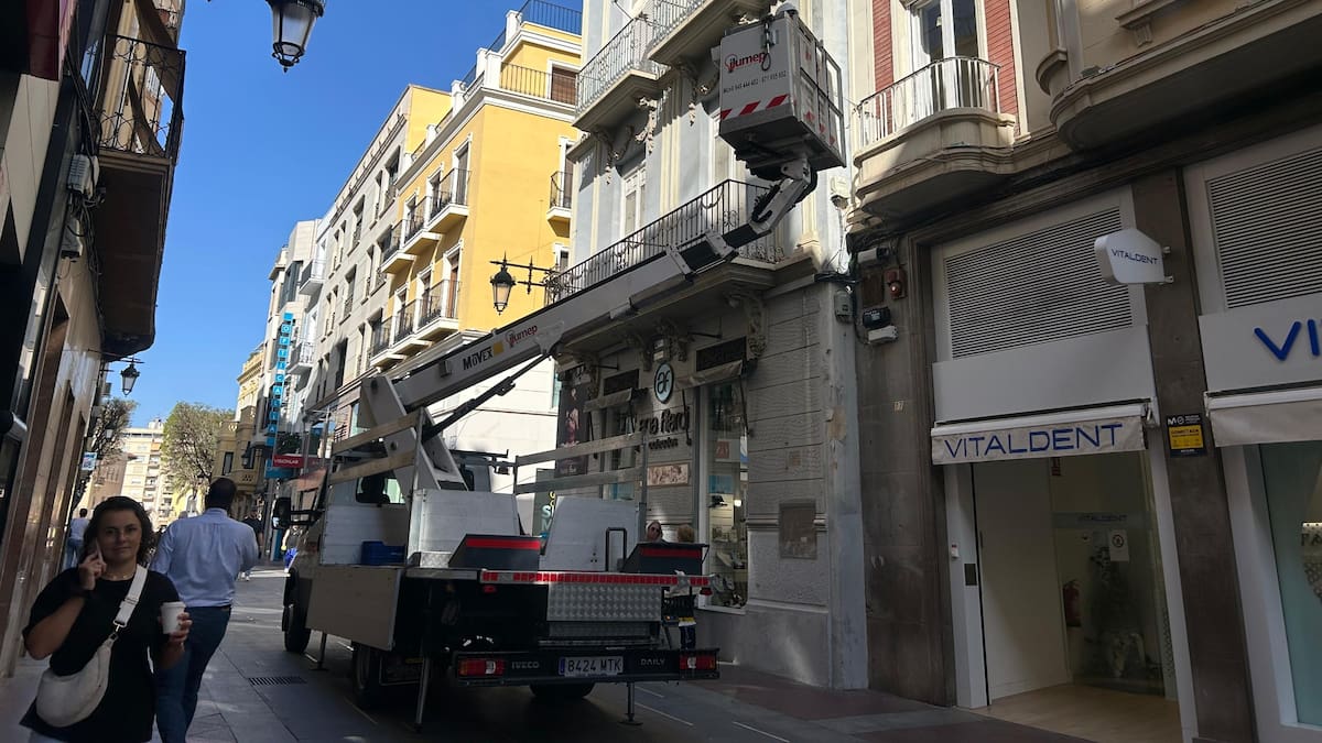 Comienza en Elche la colocación de los toldos en las zonas comerciales del centro
