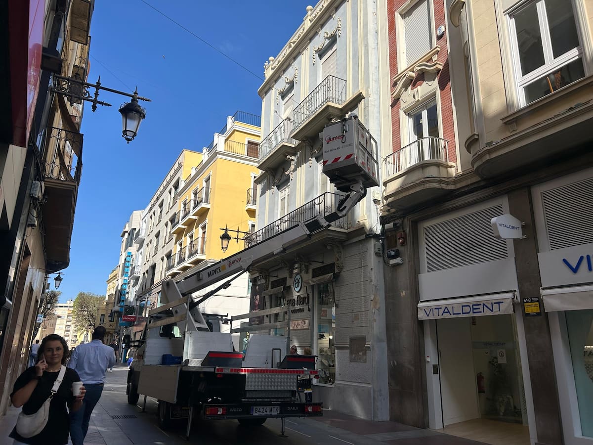 Comienza en Elche la colocación de los toldos en las zonas comerciales del centro