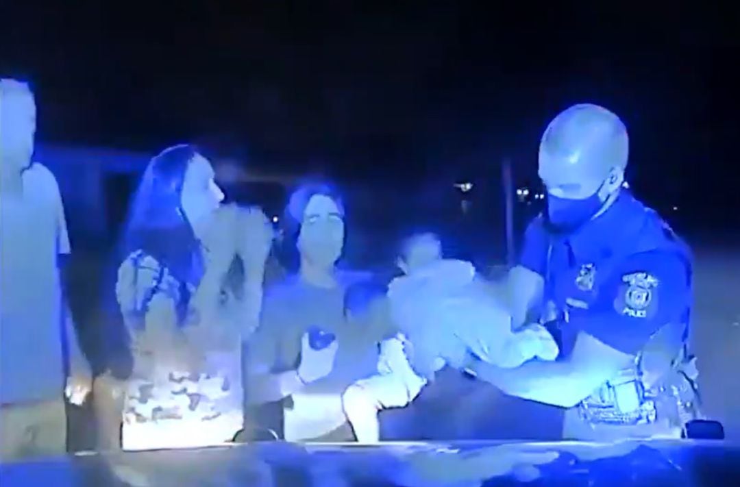 Un agente de policía salva la vida de un bebe de solo tres semanas en Michigan (EEUU).
