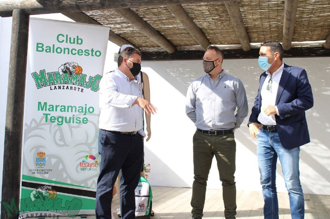 Oswaldo Betancort, alcalde de Teguise, y Gerardo Rodríguez, concejal de Deportes, junto al Marius Gal, presidente del Club Baloncesto Maramajo.