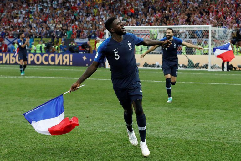 Umtiti en la celebración tras la victoria en la final de Moscú