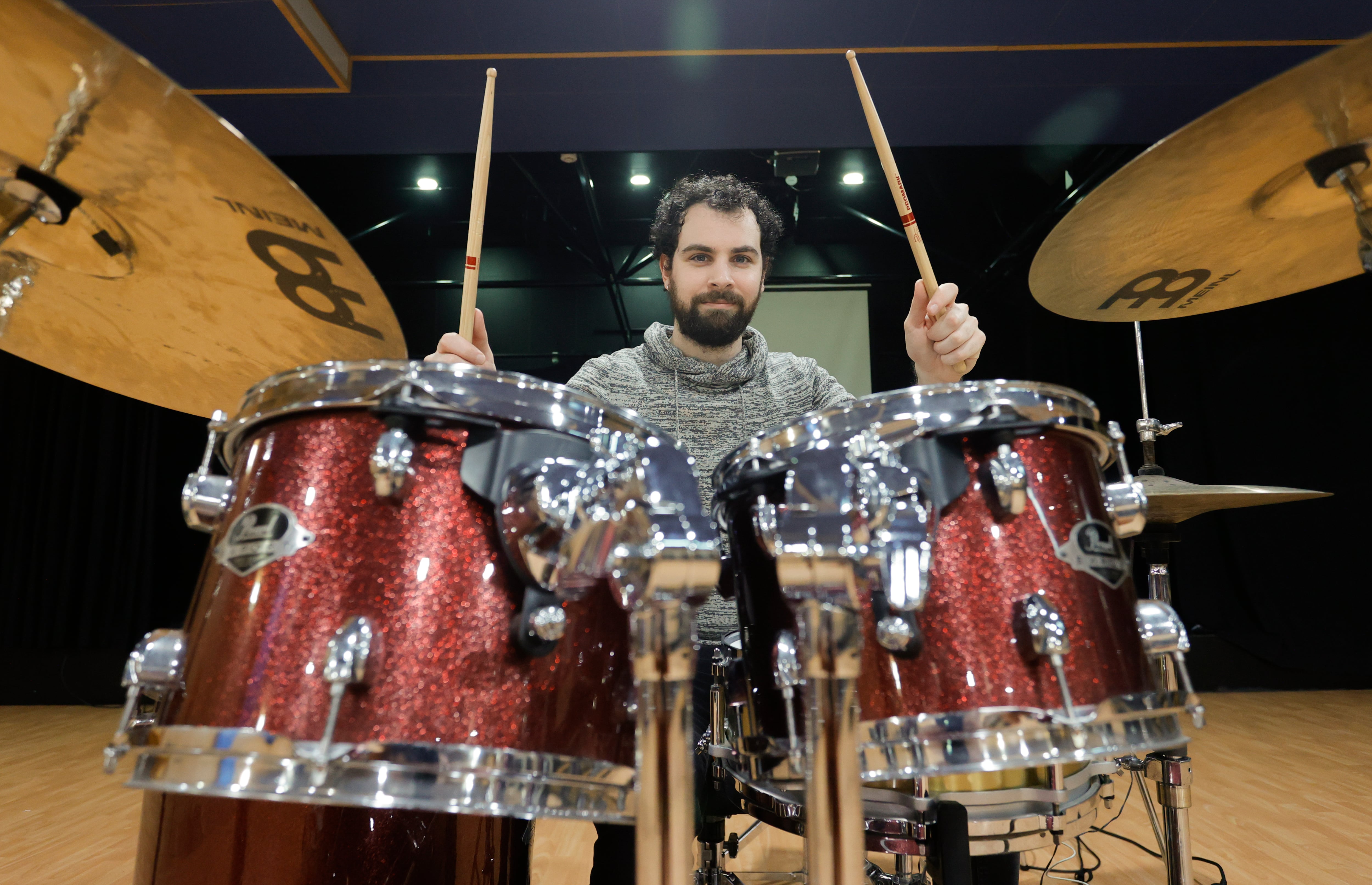 NARÓN, 27/01/2023.- Miguel Lamas, natural de Fene y uno de los músicos de confianza de artistas como Dani Martín o Pablo Alborán en sus giras, regresa a su comarca para ofrecer una clase magistral mientras ultima su nuevo trabajo discográfico en solitario. EFE/ Kiko Delgado