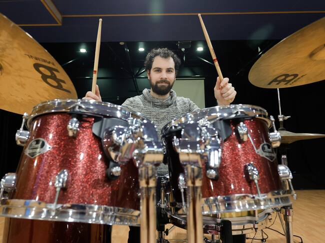NARÓN, 27/01/2023.- Miguel Lamas, natural de Fene y uno de los músicos de confianza de artistas como Dani Martín o Pablo Alborán en sus giras, regresa a su comarca para ofrecer una clase magistral mientras ultima su nuevo trabajo discográfico en solitario. EFE/ Kiko Delgado
