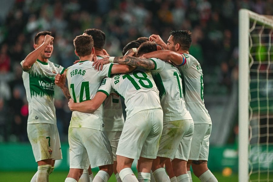 Los jugadores del Elche celebran uno de los goles al Amorebieta