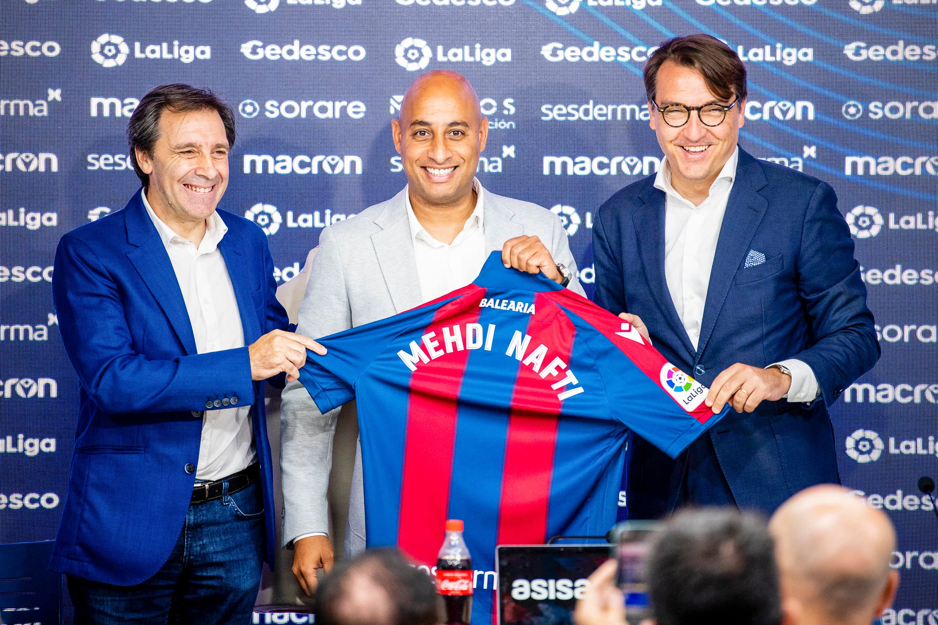 El nuevo entrenador del Levante, Mehdi Nafti,(C), junto al presidente del club, Quico Catalán (d), explicó este lunes que el equipo que espera la próxima temporada será un conjunto de Segunda División y no &quot;uno de Primera en Segunda