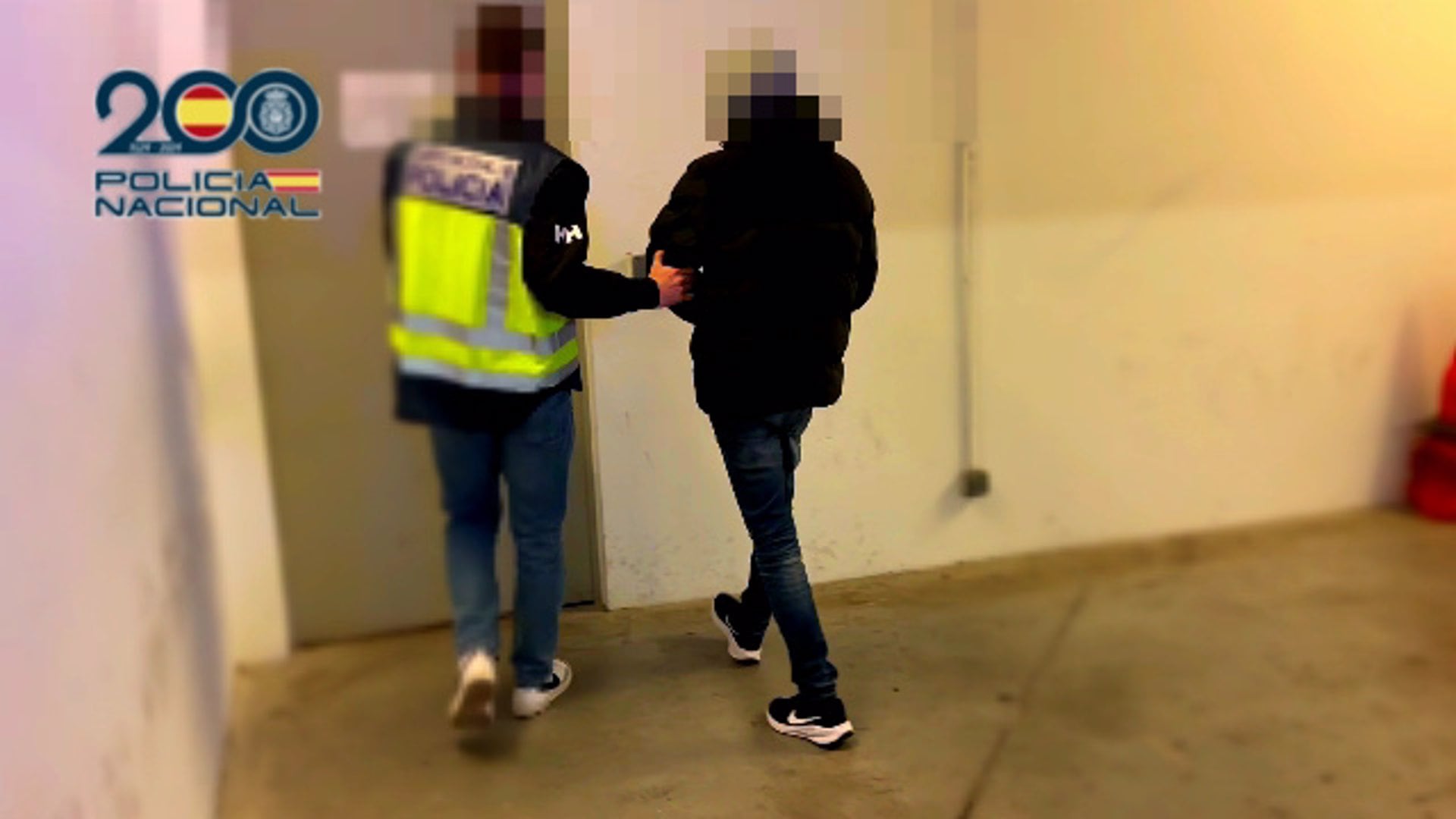 09/05/2024 Detenidas cinco personas por retener, robar con violencia y lesionar a un hombre en una 'casa okupa' en Logroño.
Agentes pertenecientes a la Jefatura Superior de La Rioja *han detenido a cinco personas, tres hombres y dos mujeres, como presuntos autores de robo con Violencia, lesiones y detención ilegal de un hombre. Los hechos ocurrieron en una 'casa okupa' de Logroño, en la que residen los presuntos autores.
SOCIEDAD ESPAÑA EUROPA LA RIOJA
POLICÍA NACIONAL DE LA RIOJA