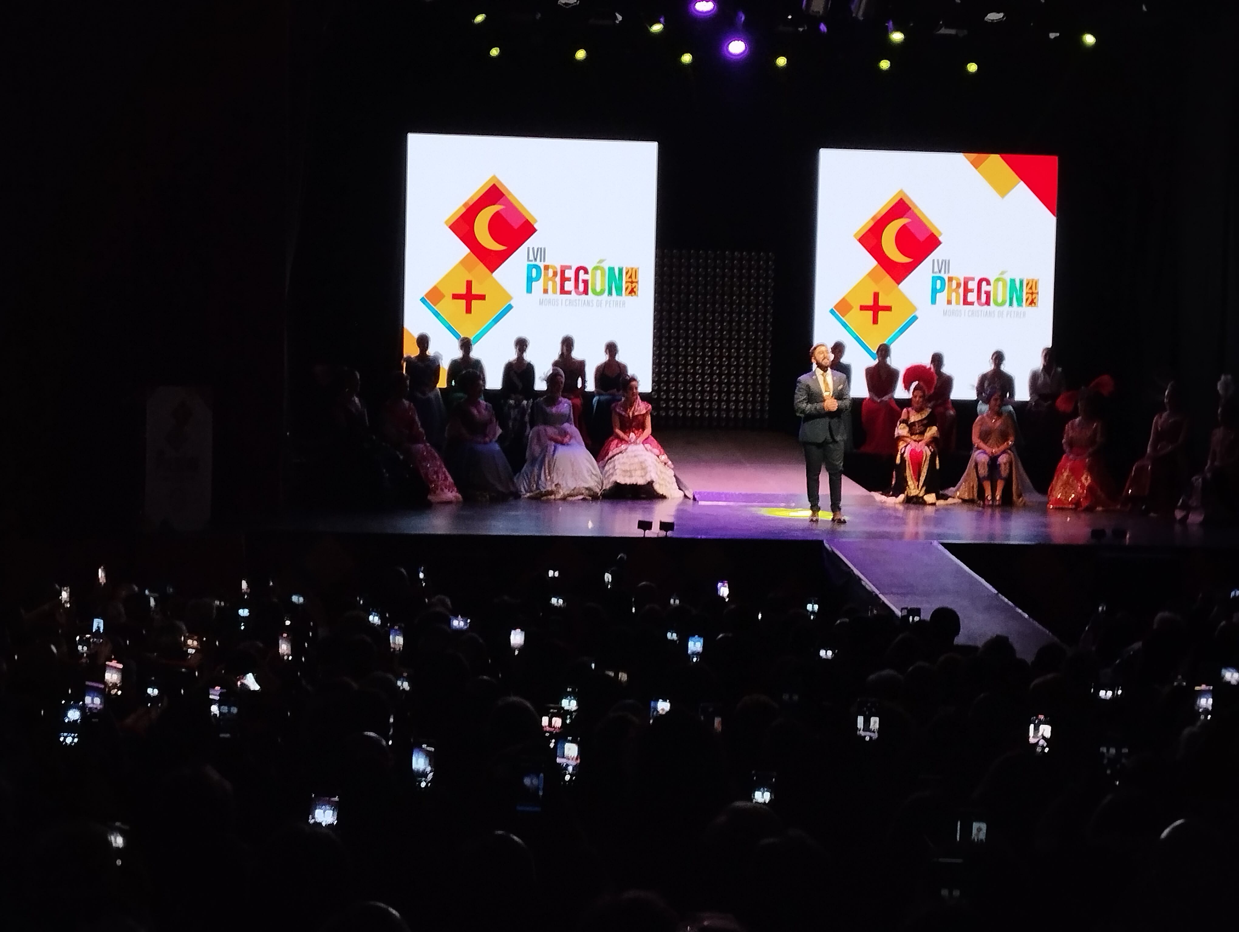 Un momento del final del pregón de Carlos Verdú, con el público grabando sus últimas palabras para compartirlas