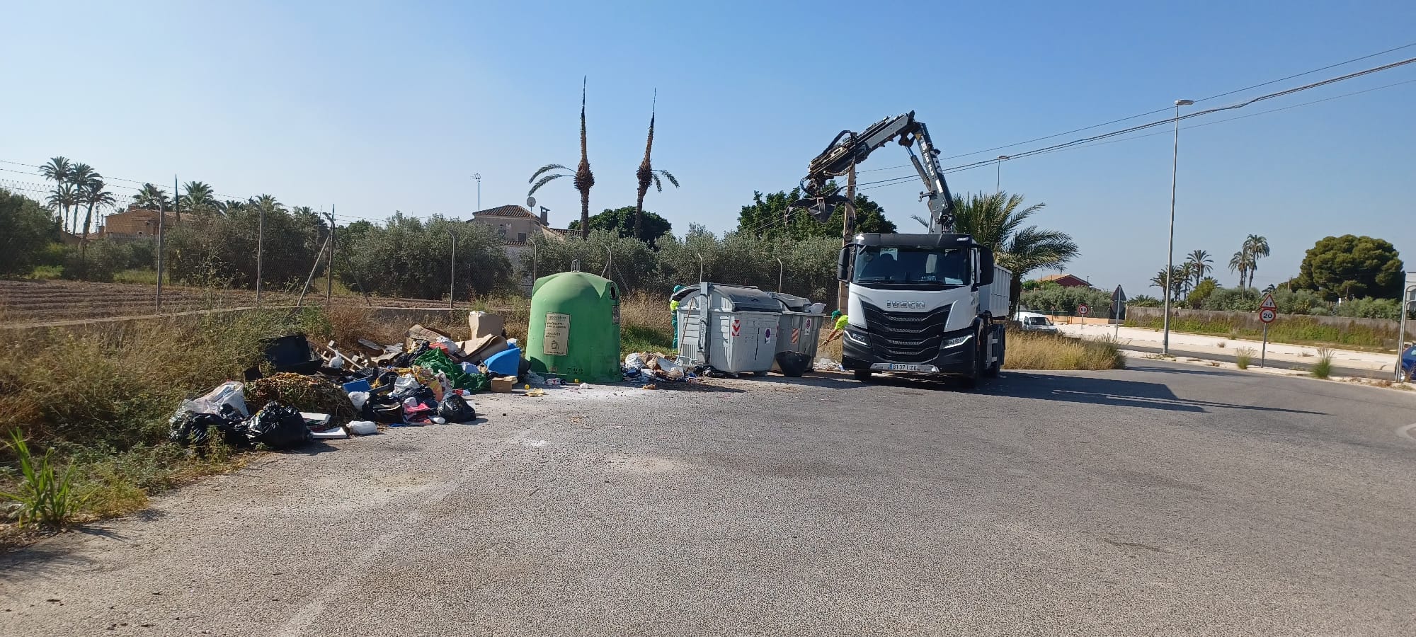 Vertidos en los caminos de Elche