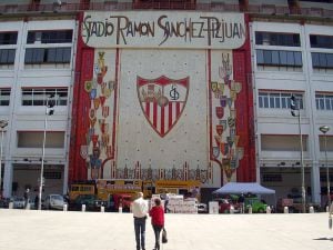 Mosaico de la tribuna de preferencia del estadio del Sevilla FC, realizado por el artista Santiago del Campo