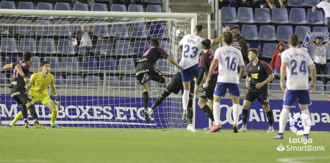 Momento en el que el Sporting encaja el primer gol en Tenerife