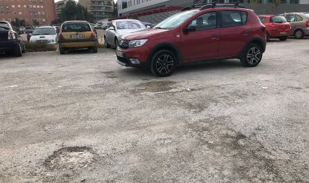 Uno de los baches del parking situado junto al Centro de Salud.