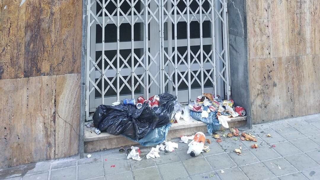 La sede del PSPV - PSOE en Alicante pintada e infestada de basura