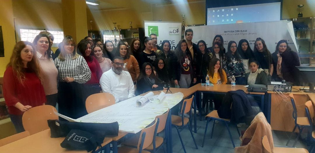 Foto de familia con alumnos y alumnasparticipantes, diputado, alcaldesa, monitores y responsables del instituto