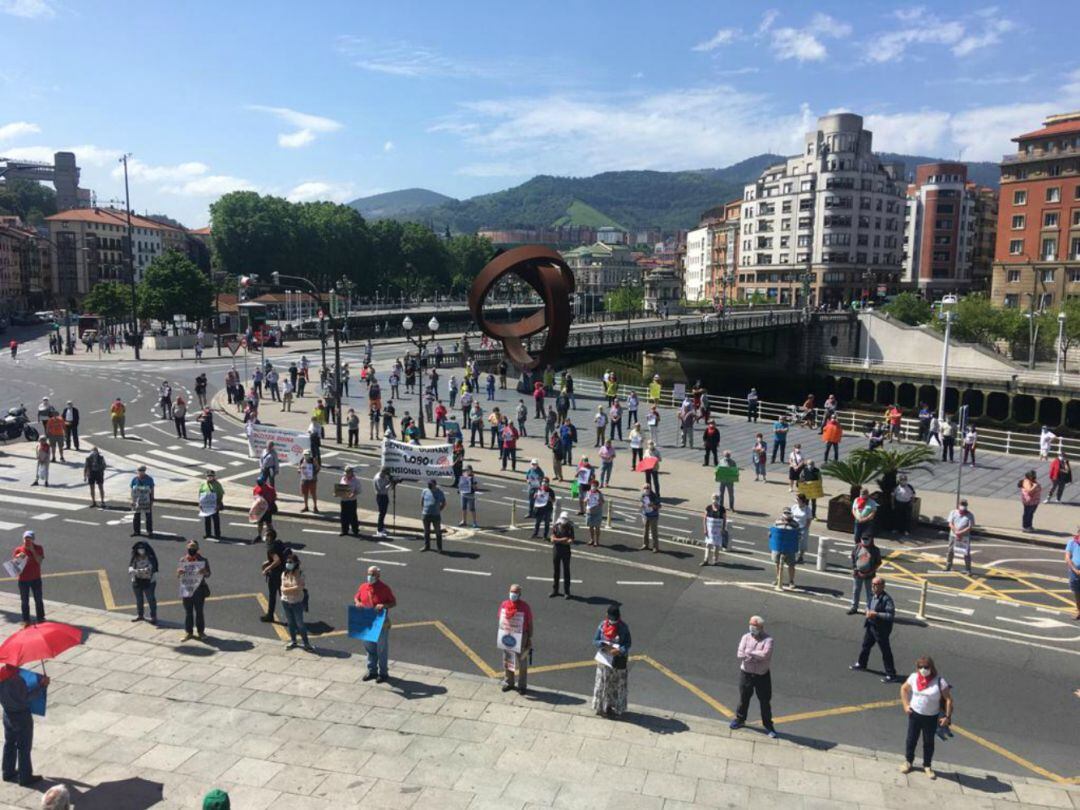 Los pensionistas se han vuelto a concentrar frente al ayuntamiento de Bilbao