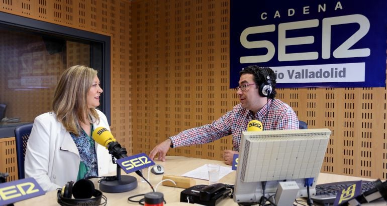 La consejera de Economía y Hacienda, Pilar del Olmo, en los estudios de Radio Valladolid