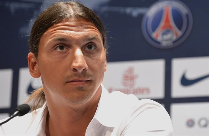 El delantero sueco Zlatan Ibrahimovic comparece ante los medios durante su presentación como nuevo jugador del Paris Saint-Germain