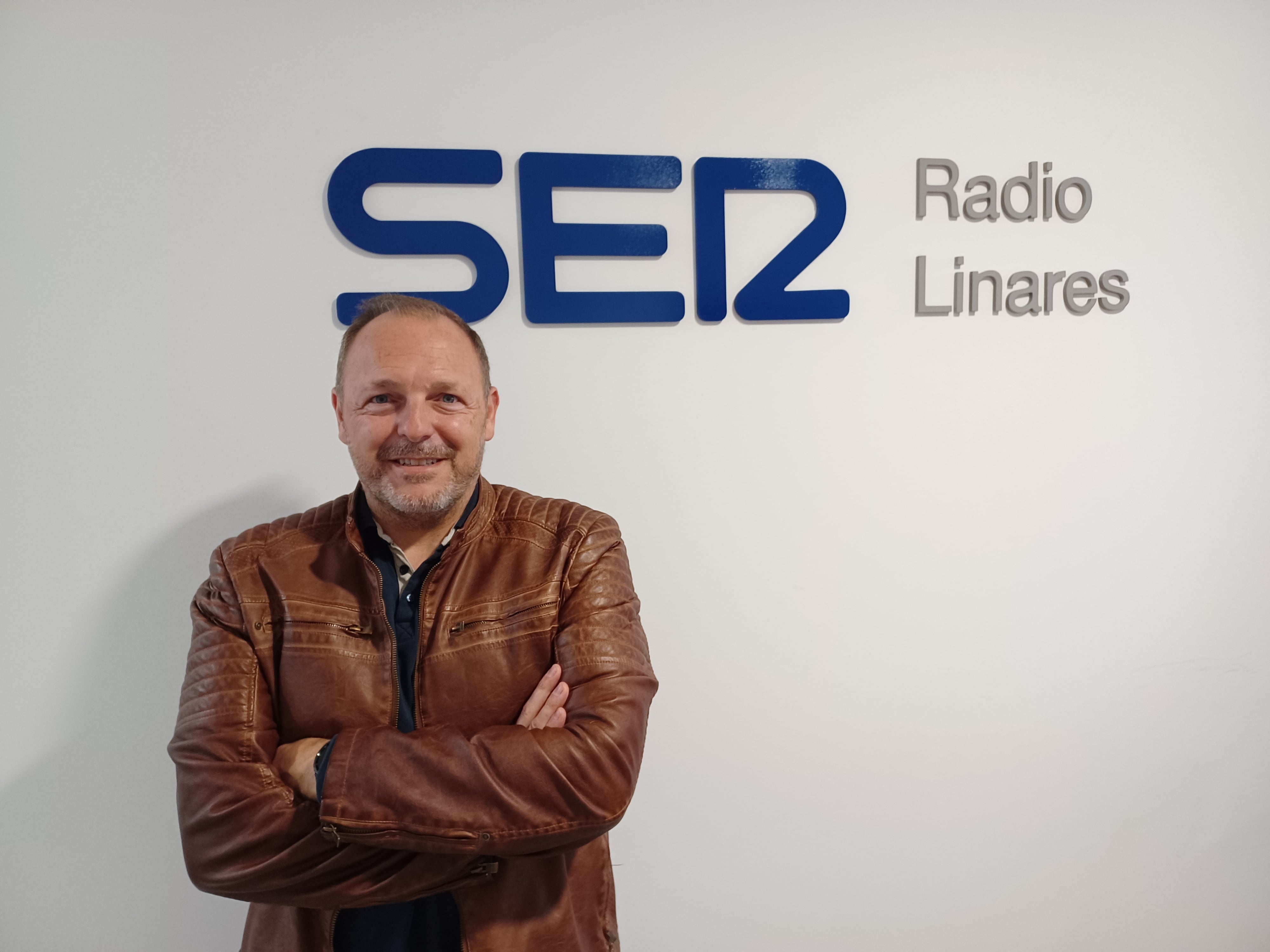 Luis Vera, en los estudios de Radio Linares.