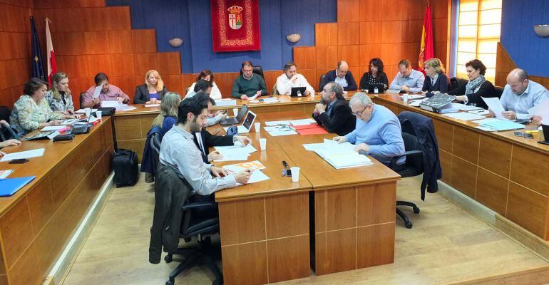 Sesión del pleno municipal de presupuestos para 2016 en Paracuellos de Jarama