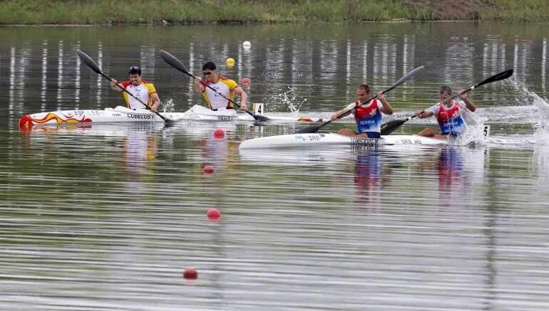 Los palistas españoles Francisco Cubelos e Iñigo Peña y los serbios Marko Tomicevic y Milenko Zoric, en el Mundial de Piragüismo sprint