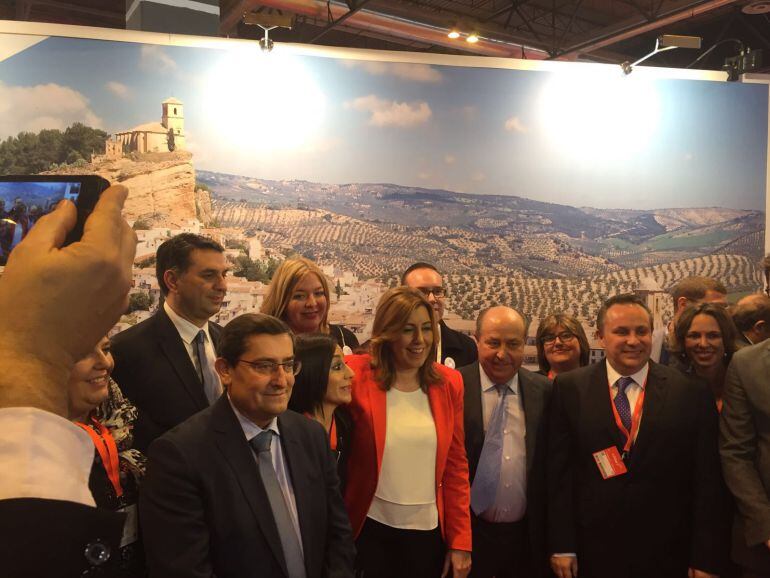 Visita de la presidenta de la Junta de Andalucía, Susana Díaz, al expositor de la provincia de Granada en Fitur
