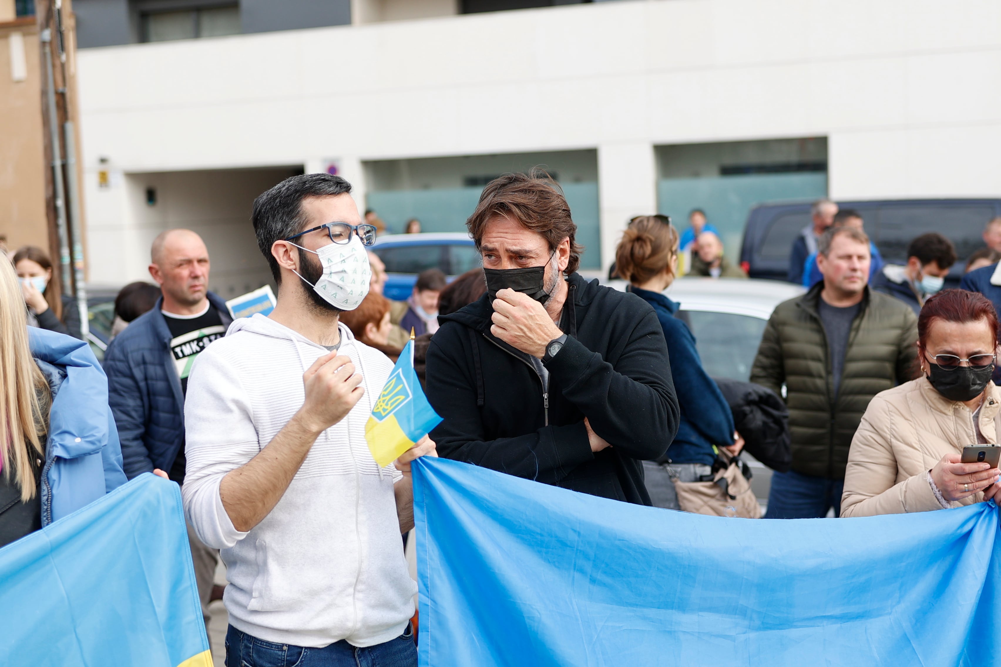 El actor Javier Bardem (c) durante la protesta llevada a cabo este jueves a las puertas de la embajada de Rusia en España, sita en Madrid, tras el comienzo de la operación militar rusa en Ucrania