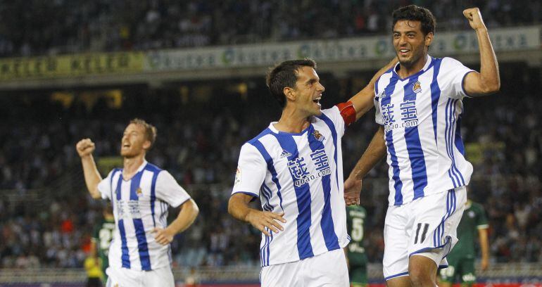 Xabi Prieto y Vela celebran el gol txurti-urdin contra el Betis