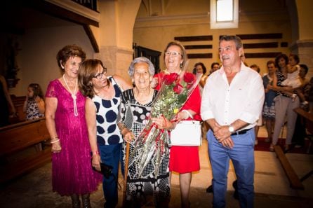 Anita con las rosas de sus bisnietos y junto a sus hijos