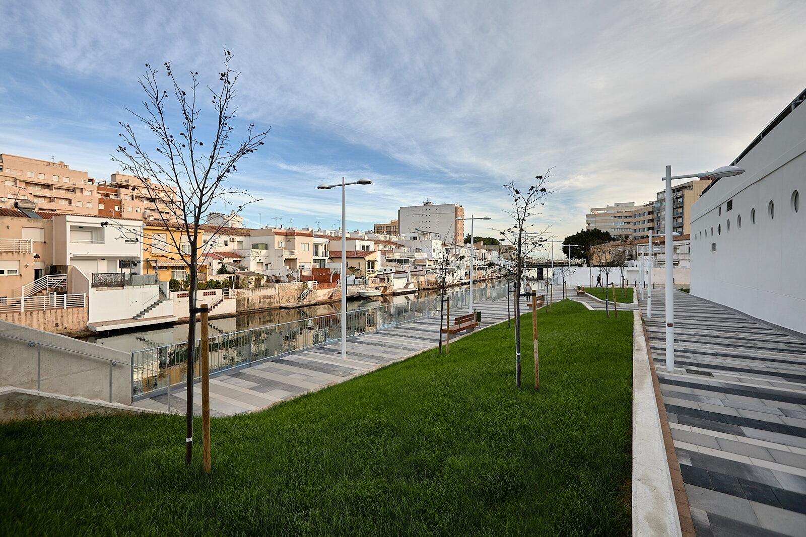 Nuea plaza de l'Almadrava en el Grau de Gandia.