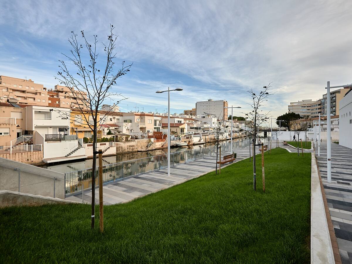 La Plaça de l'Almadrava en el Grau de Gandia ya es una realidad con un dique a prueba de temporales