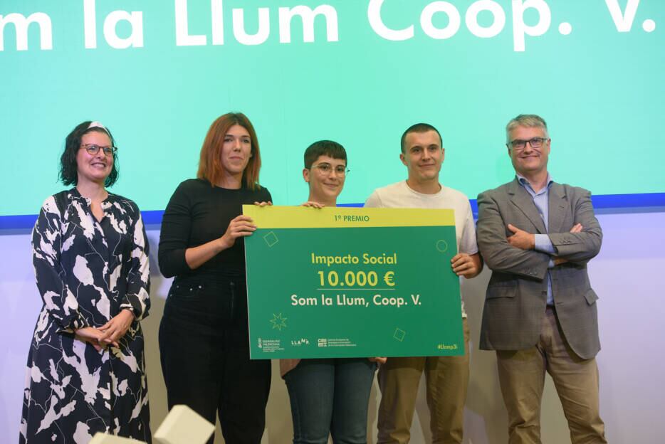 La LLum recogiendo su premio