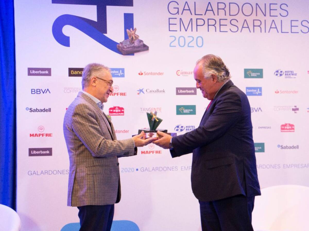 Antonio Monje recoge el premio a los informativos que lidera