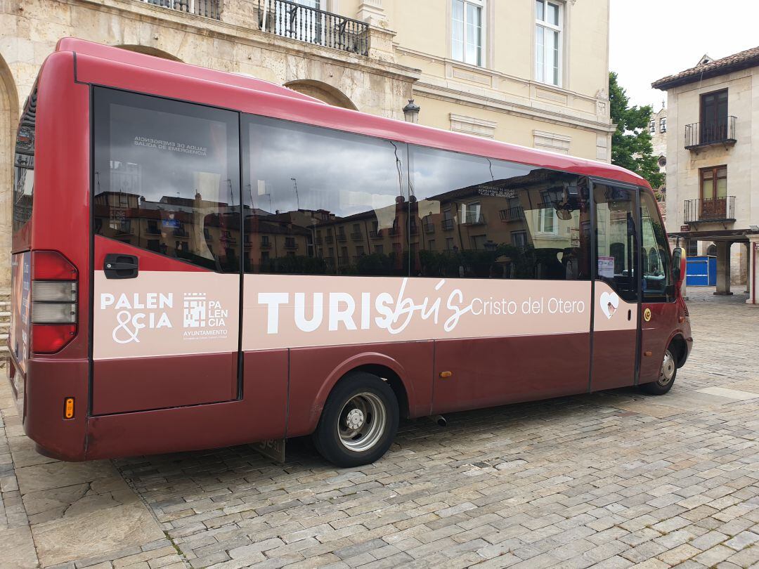 Buena acogida del autobús turístico de subida al Cristo del Otero con casi un centenar de usuarios durante su primer fin de semana