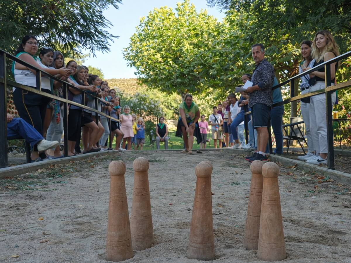 Alcanadre celebra Santa Águeda jugando a los bolos