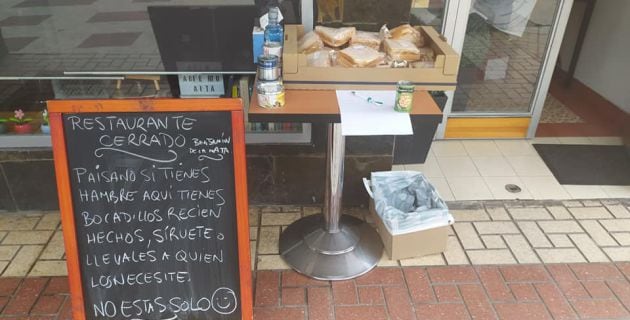 El chef ofrece los bocadillos a las puertas de su restaurante