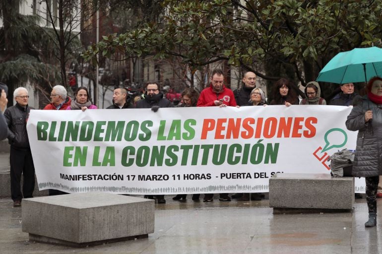 Representantes de la Mesa Estatal por el Blindaje de las Pensiones (MERP) se concentraban el pasado 14 de marzo frente al Congreso