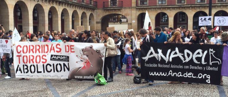 Varios manifestantes a las puertas del Ayuntamiento de Gijón